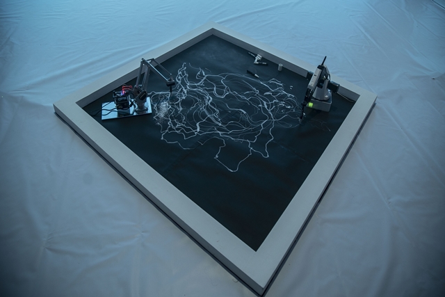 Live Painting Robot dari Sougwen Chung Jadi Atraksi Keren di Wave of Tomorrow 2018